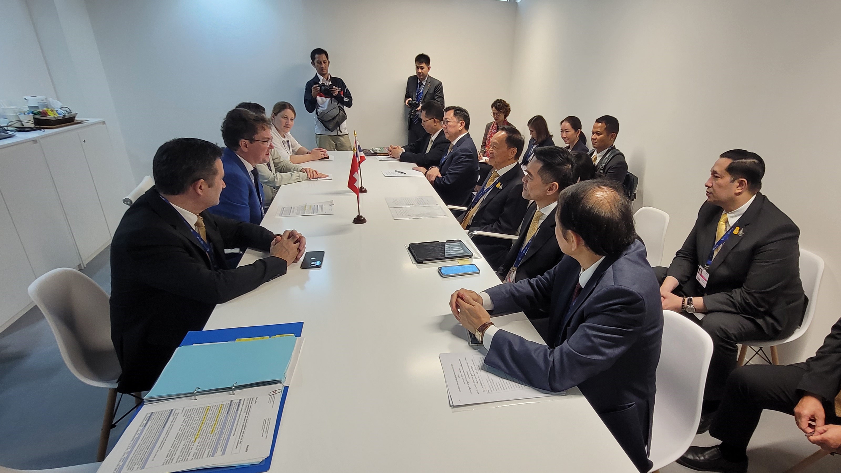 Incontro bilaterale con il ministro tailandese delle risorse naturali e dell’ambiente, Patcharawat Wongsuwan